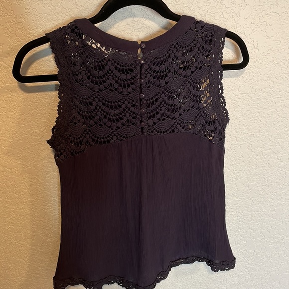 Crescent by Stitch Fix Navy sleeveless blouse with crocheted detail and buttons - Picture 4 of 6